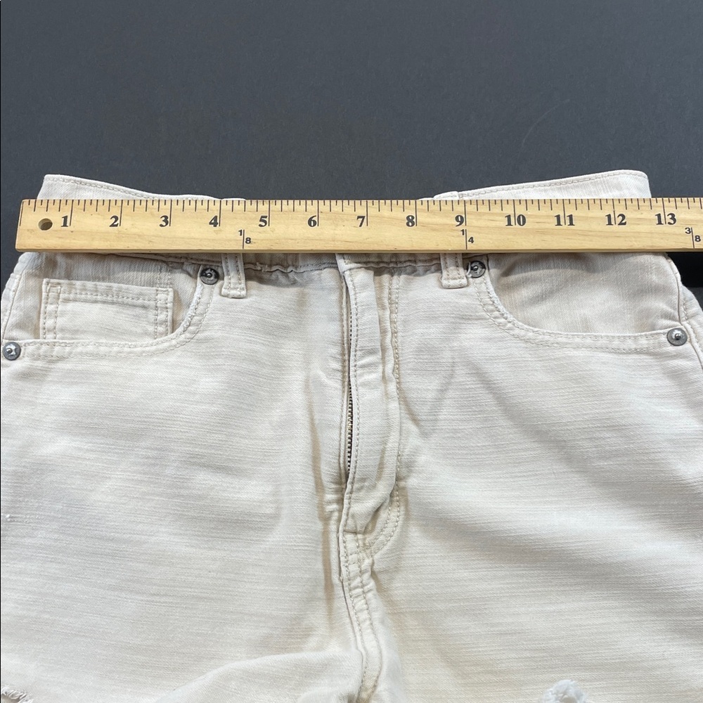 American Eagle Highest Rise Mom Shorts Distressed Raw Hem Beige Sz 2 - Picture 6 of 8